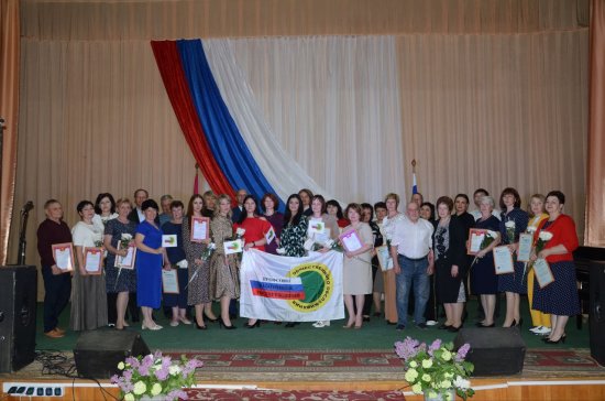 Мартыновская районная организация Профсоюза поздравила членов Профсоюза с Днём местного самоуправления