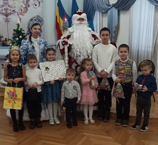 ППО Азовского городского отдела ЗАГС устроила детям членов Профсоюза новогодний праздник